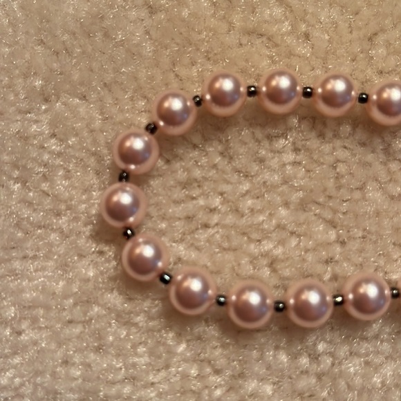 Pearl like 18” necklace pink hue w/ dark spacers - Picture 3 of 3